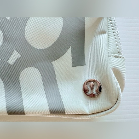 Lululemon Everywhere Belt Bag Large 2L Vapor Rhino Grey VPOR/RHIG LU9BJAS New - Picture 9 of 14